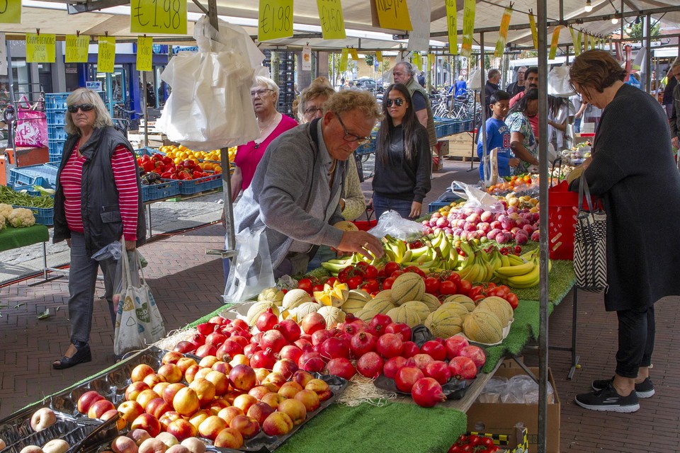 De Beatrixmarkt afgelopen zaterdag. Volgens stichtingsvoorzitter Janneke Kostelijk komt 87 procent van de bezoekers uit Den Helder.