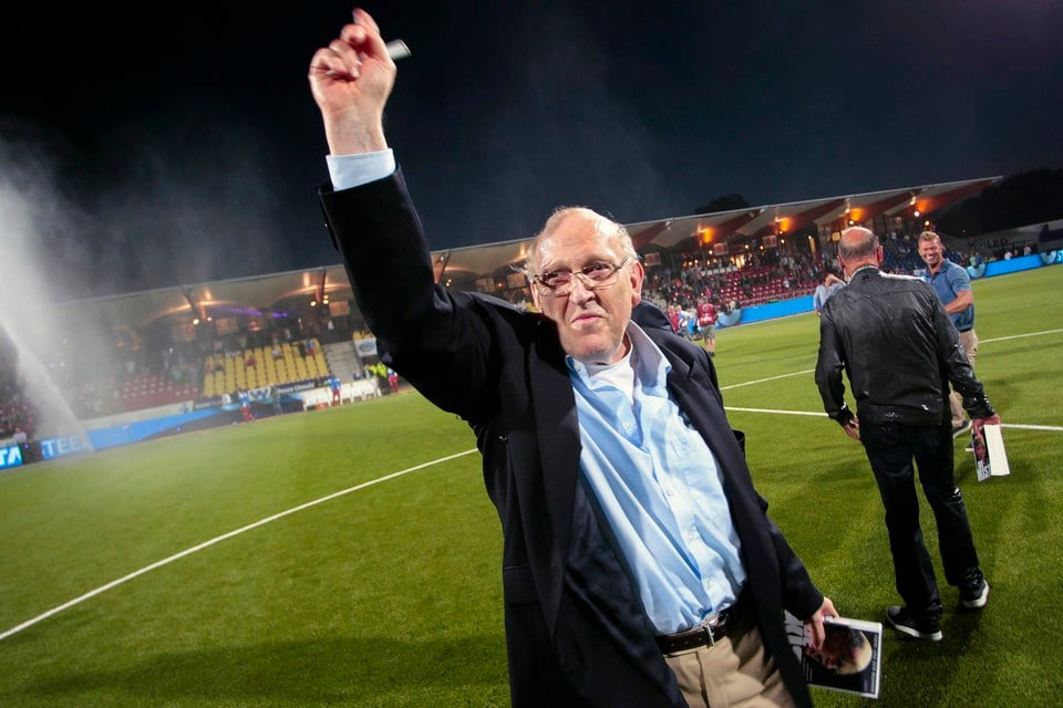 Simon Kistemaker zwaait naar het Telstar publiek na de presentatie van zijn boek ‘De Kist’, geschreven door Voetbal International-journalist Youri van den Busken.