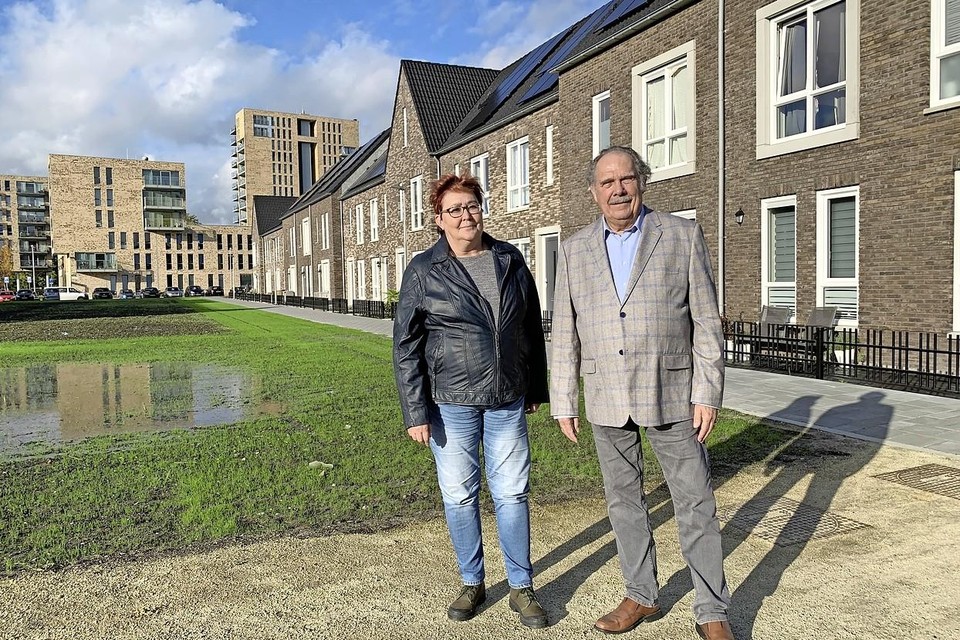Adi van Esch en George van der Laan in een deel van Purmerend waar oude woningen en flats zijn vervangen door nieuwbouw.
