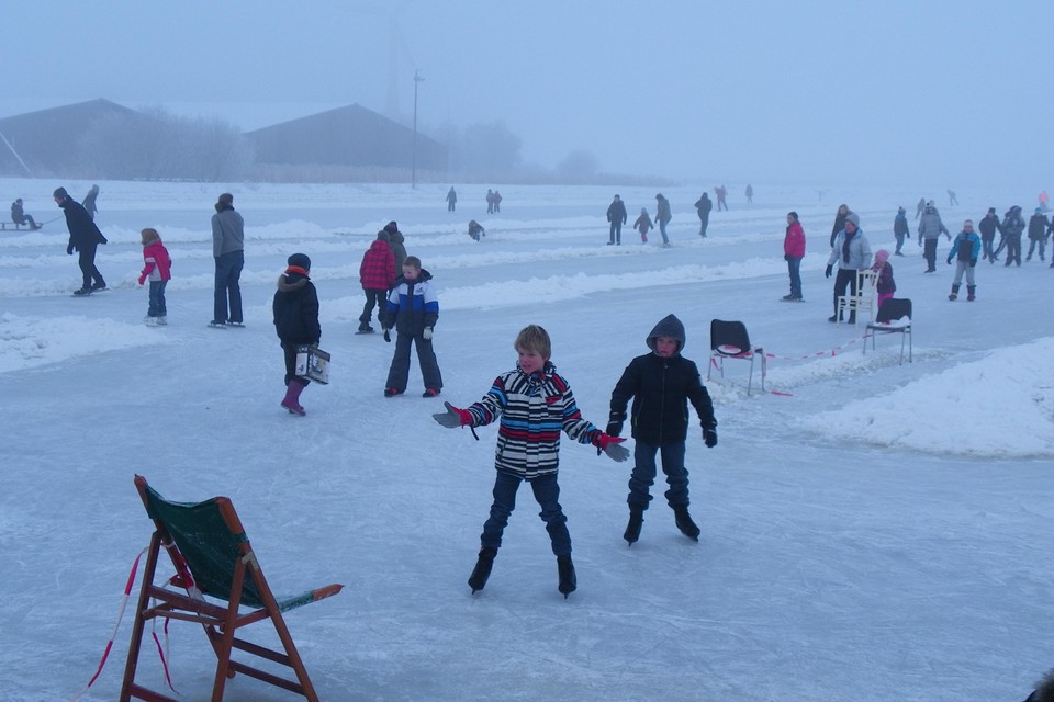Als het maar even kan, gaat de ijsbaan van Volharding in Oudkarspel open, zoals hier in 2010.