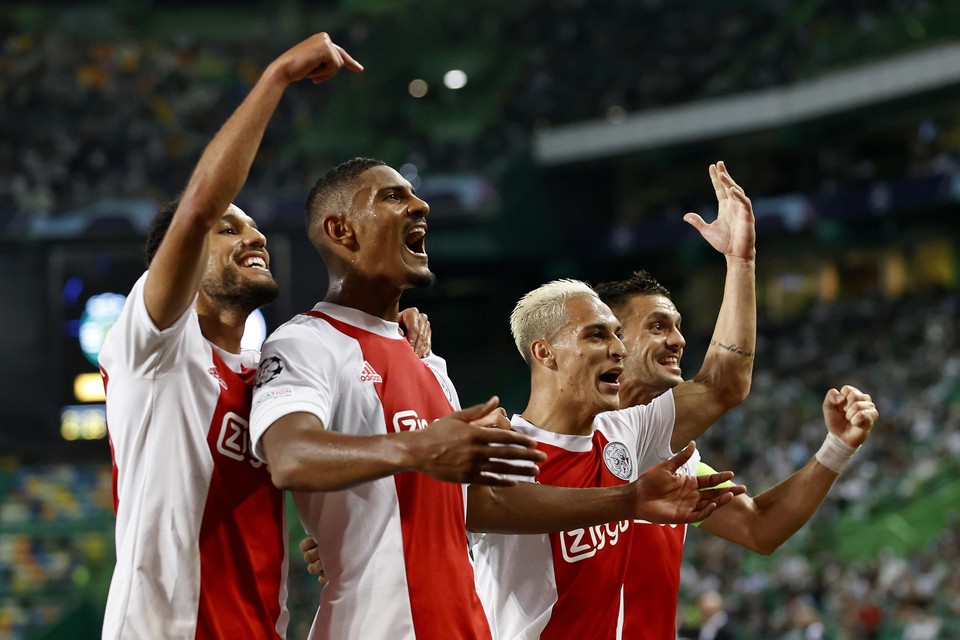 Vlnr: Noussair Mazraoui, Sebastien Haller, Antony Matheus Dos Santos en Dusan Tadic of Ajax vieren de 1-5.
