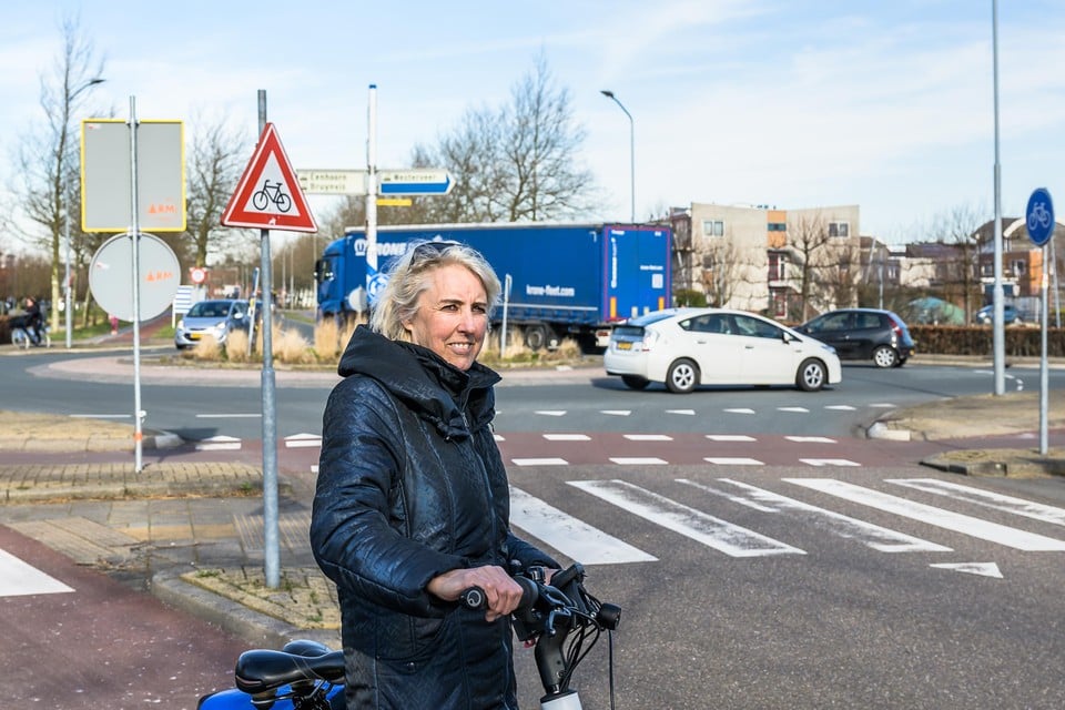Sonja Puhl van de Fietsersbond wil dat fietsers voorrang houden op deze rotonde.