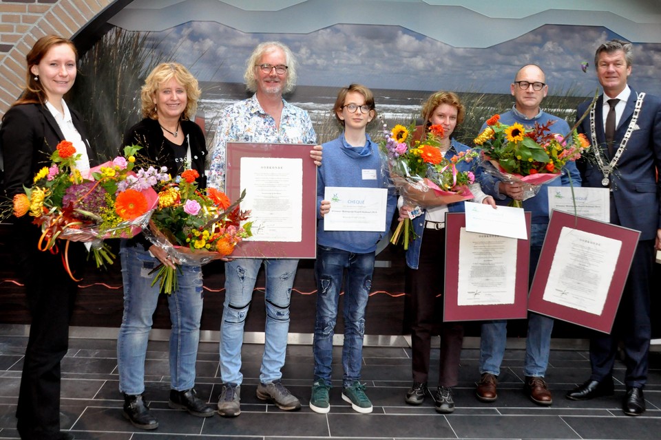 Zita Pels, Suzanne Jong & Rob Basten en hun zoon, Joyce Beneker, Tom Kreuning en de burgemeester van Castricum.