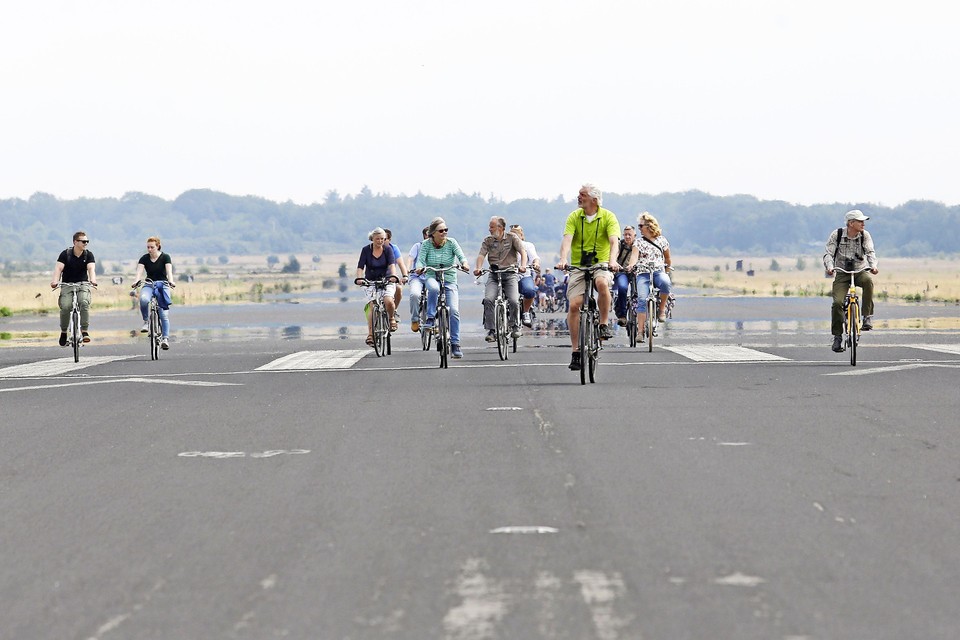 Op fietsexcursie over de landingsbaan langs de nesten van de veldleeuwerikken, het mocht zaterdag bij uitzondering tijdens een publieksdag op Vliegbasis Soesterberg
