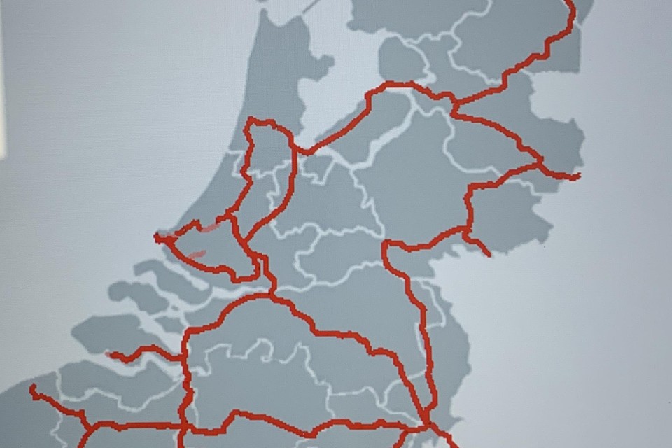 Het hoogspanningsnet zijn de rode lijnen in Nederland en België