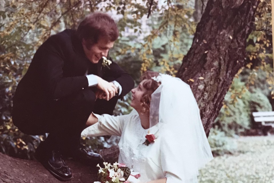 De trouwfoto’s Janny en Hans Verhoeven werden 12 oktober 1972 gemaakt bij de ’de blikvanger van het park’.