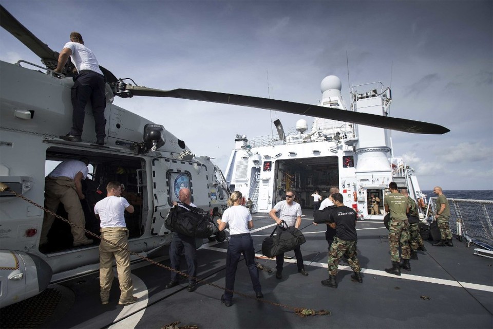 Marineschip arriveert bij Sint Maarten met hulptroepen.