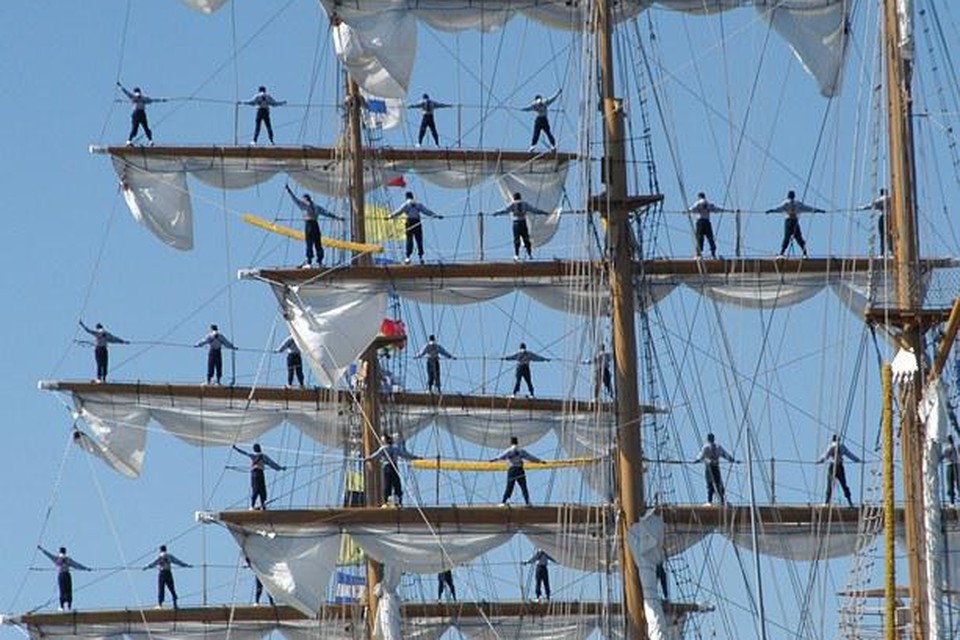 Staan op de ra van de mast tijdens de Helderse intocht van Sail.