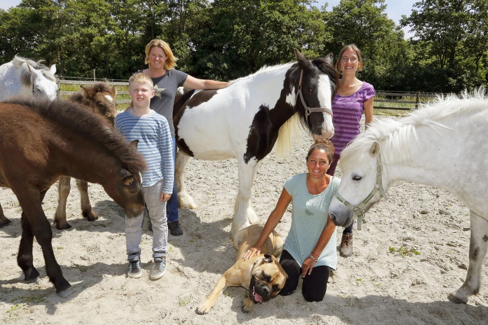 Patricia Hes (links) met haar zoon Sem van Zorg en Paard samen met Michelle Glas en Chantal van Doorn (gehurkt).