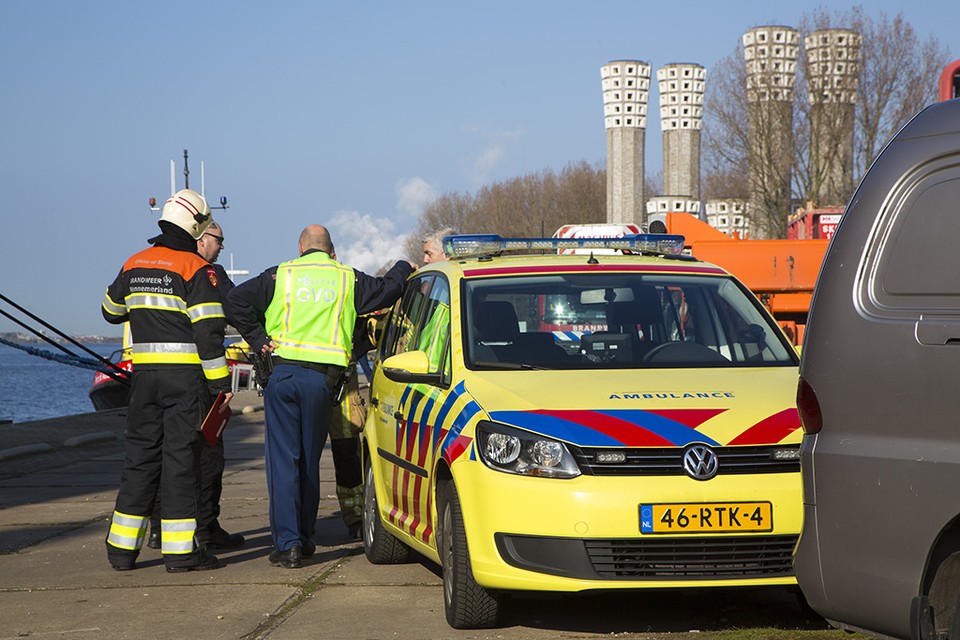 Scheepsbrand in Velsen-Noord. Foto Michel van Bergen