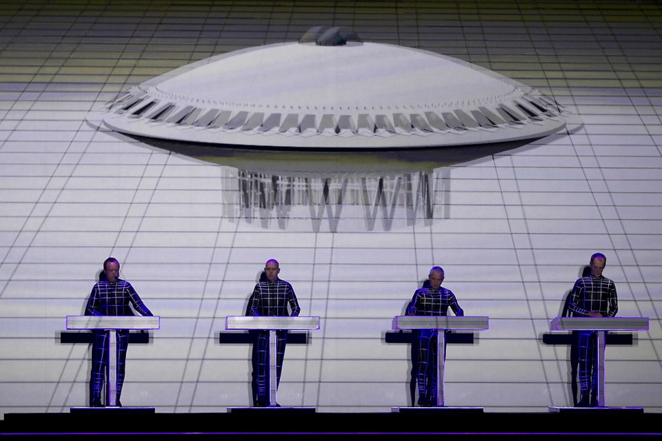 Kraftwerk, de Duitse elektro-pioniers, tijdens de eerste van vier optredens in 3D-projectie in het Evoluon. Archieffoto ANP