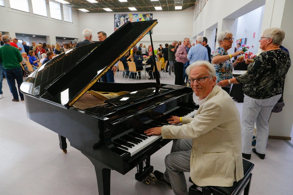 Oud-leerling Paul Schiphof zit - een halve eeuw na datum - weer achter de piano tijdens de reünie.