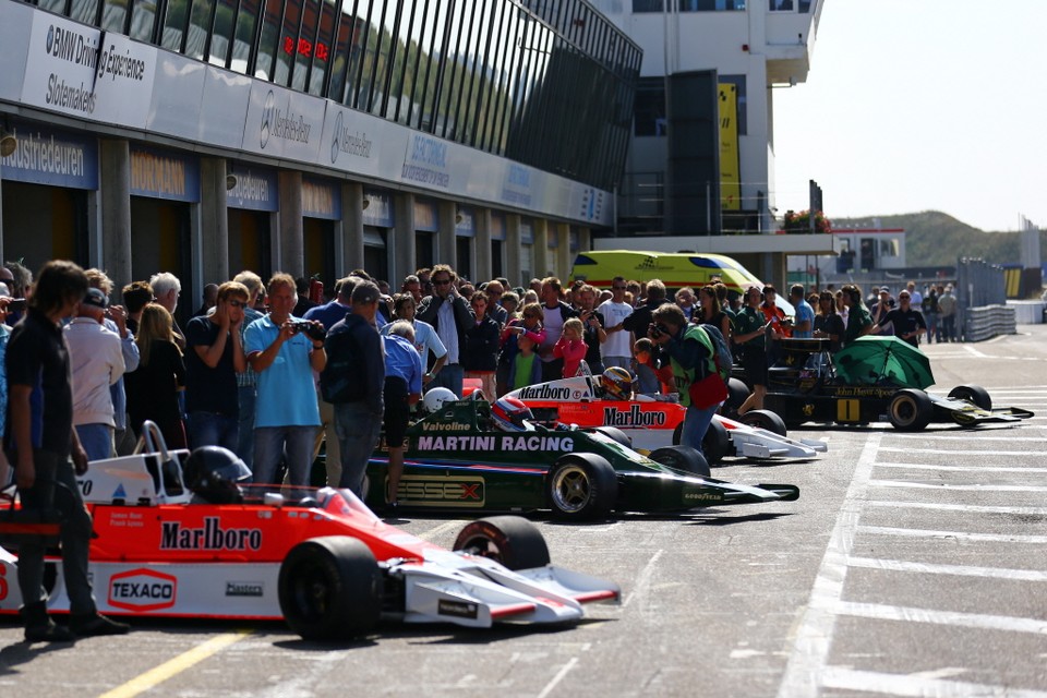 Kijken in de pits bij de Historic Grand Prix. Foto Circuitpark Zandvoort