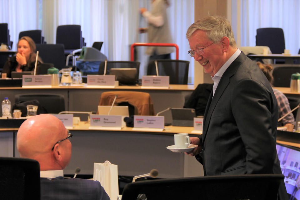 Formateur Rob van Doorn (r) in gesprek met burgemeester Jan Nieuwenburg.
