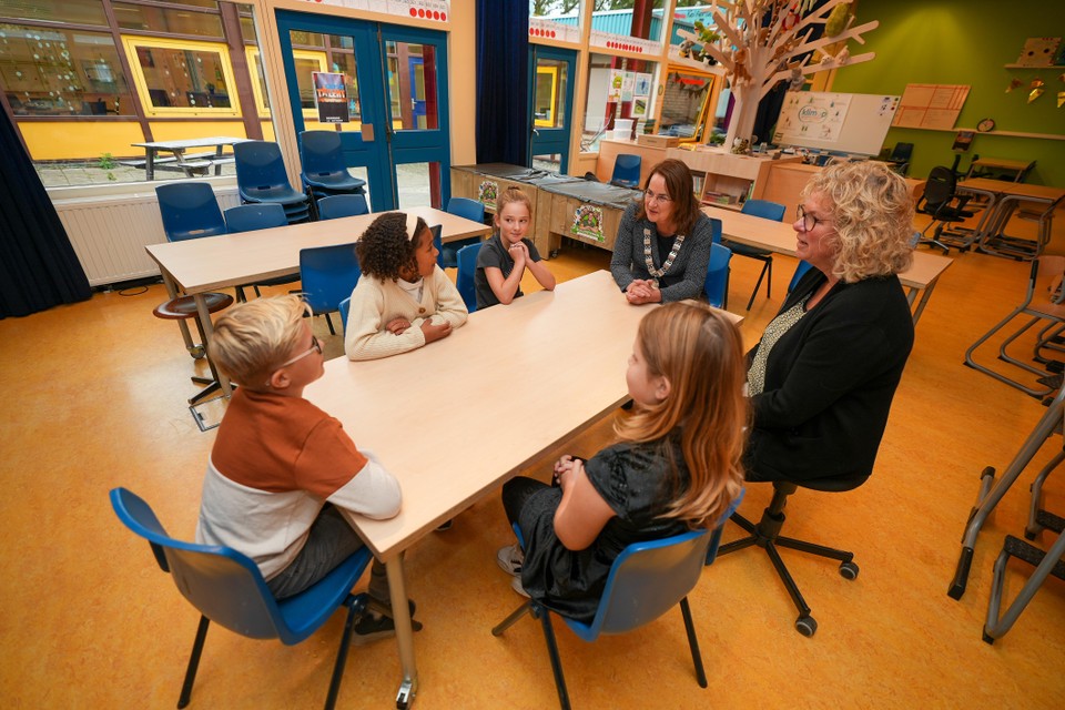Ellen van Selm tijdens haar eerste werkbezoek aan basisschool De Klimop.