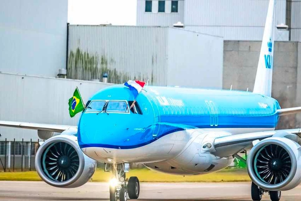 Aankomst van eerste Embraer 195-E2 van KLM op Schiphol.