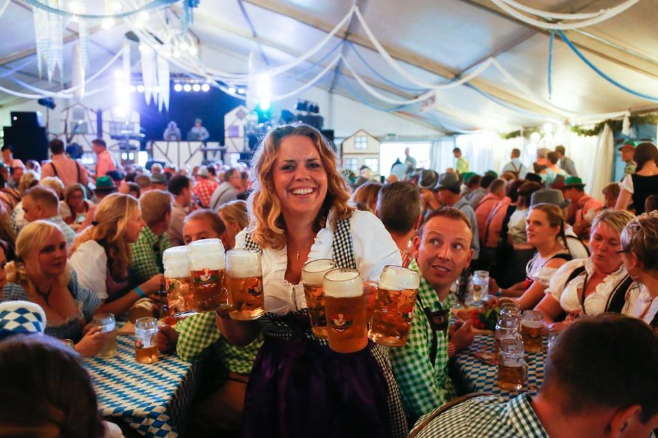 Patricia Petrick sjouwt met pullen bier door de feestzaal tijdens een eerder gehouden Oktoberfest in Hoogkarspel.