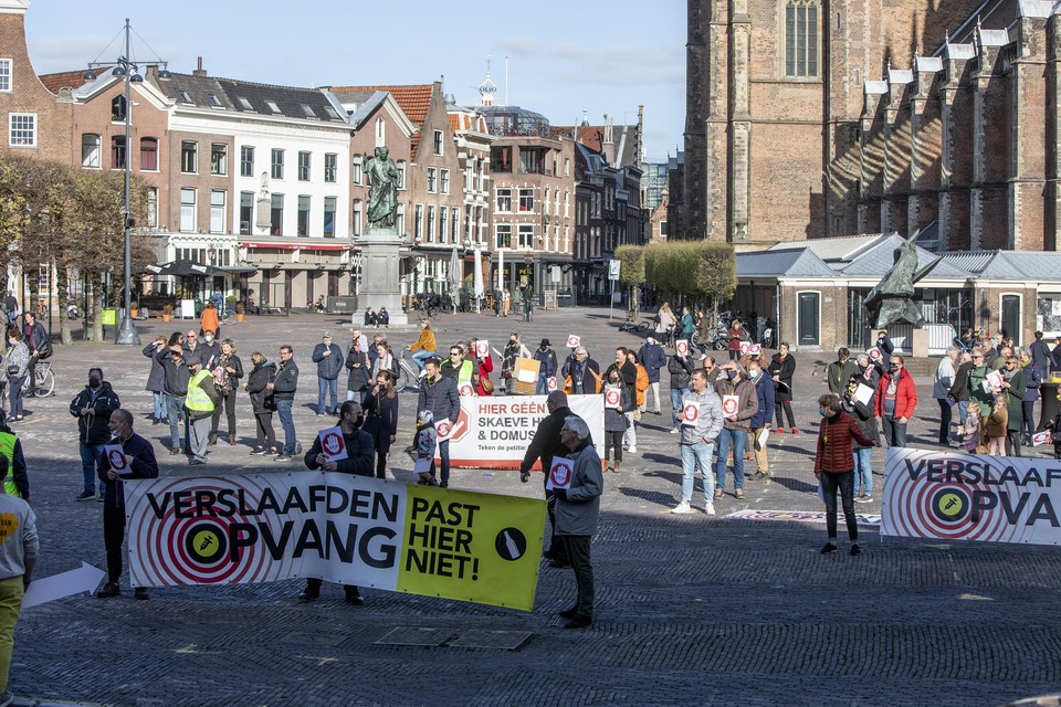 In april dit jaar was er een demonstratie tegen de komst van de Domus Plus met een overhandiging van 7008 handtekeningen aan burgemeester Jos Wienen.