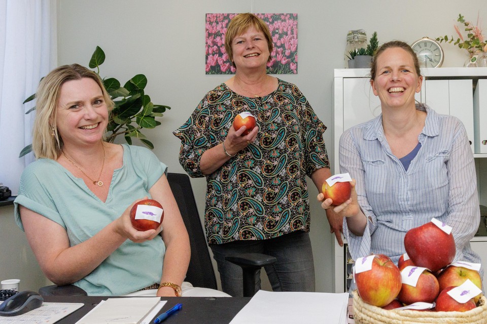 ’Boos’appeltje op recept, met (vlnr) De huisartsen Karin Ludwig, assistetne Jeanette Laan en Sara Molenaar.