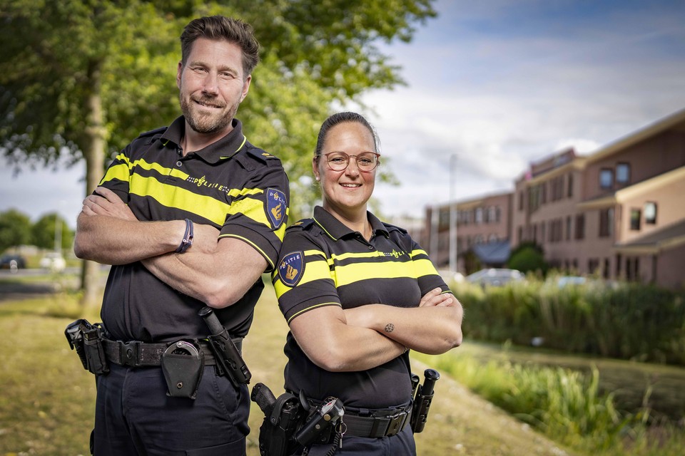 Teamchefs Ferry Faber en Maartje Wensma voor het politiebureau in Den Helder.