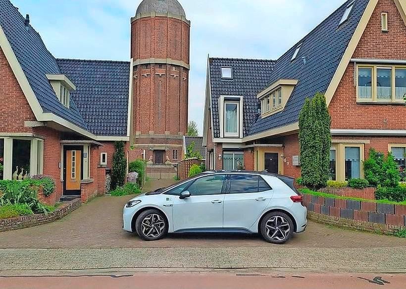 Sinds september staan er drie elektrische deelauto’s klaar in Hoogkarspel.