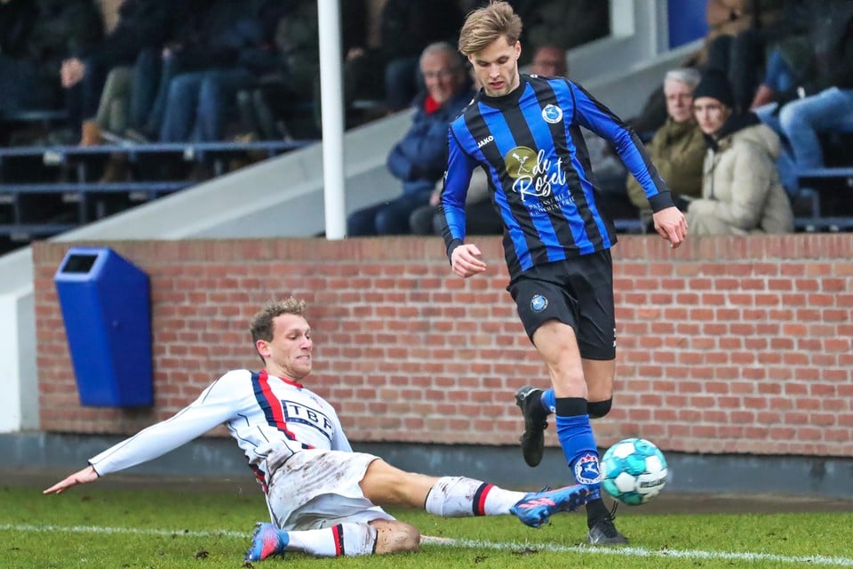 Kenjiri van der Laan (Fortuna) onderschept de bal met een sliding voor de voeten van Max Lodewijks van Vitesse’22.