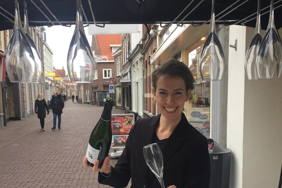 Winehost Eva Haring achter de champagnebar.