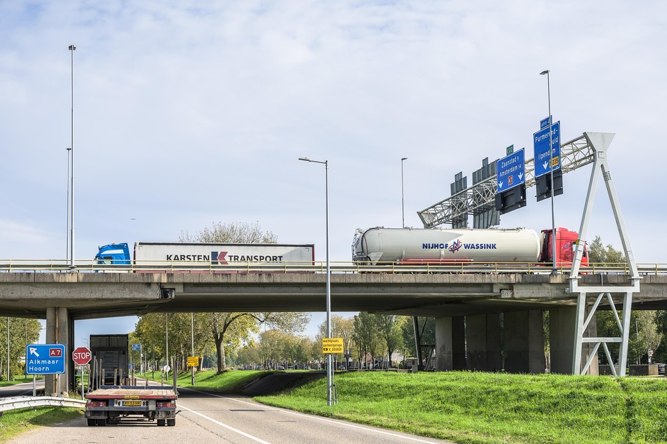 Zwaar vrachtverkeer mag niet meer over het viaduct bij de A7.