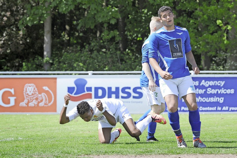 FC Den Helder-aanvaller Dylano Vital (links) slaat van woede op de grond na het missen van een mooie kans.