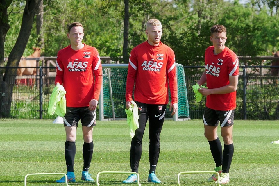 Fedde de Jong, Mexx Meerdink en Nick Twisk, drie jeugdspelers die onlangs hun contract verlengden.