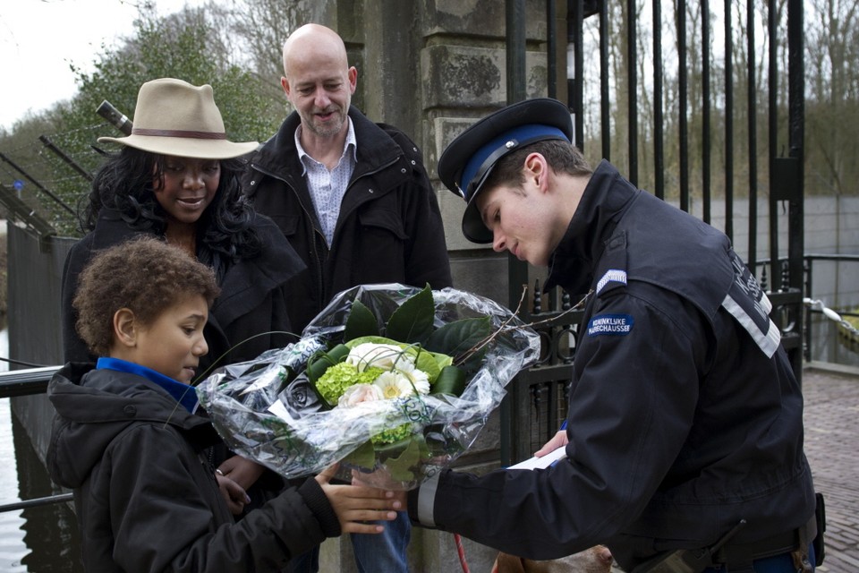 Een jongetje komt een bloemetje en een kaart brengen bij paleis Huis ten Bosch in Den Haag, om zijn medeleven te tonen aan de koninklijke familie. Foto ANP