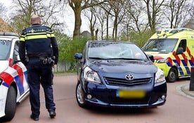 Wielrenner belandt in Groet op voorruit van auto, slachtoffer naar ziekenhuis