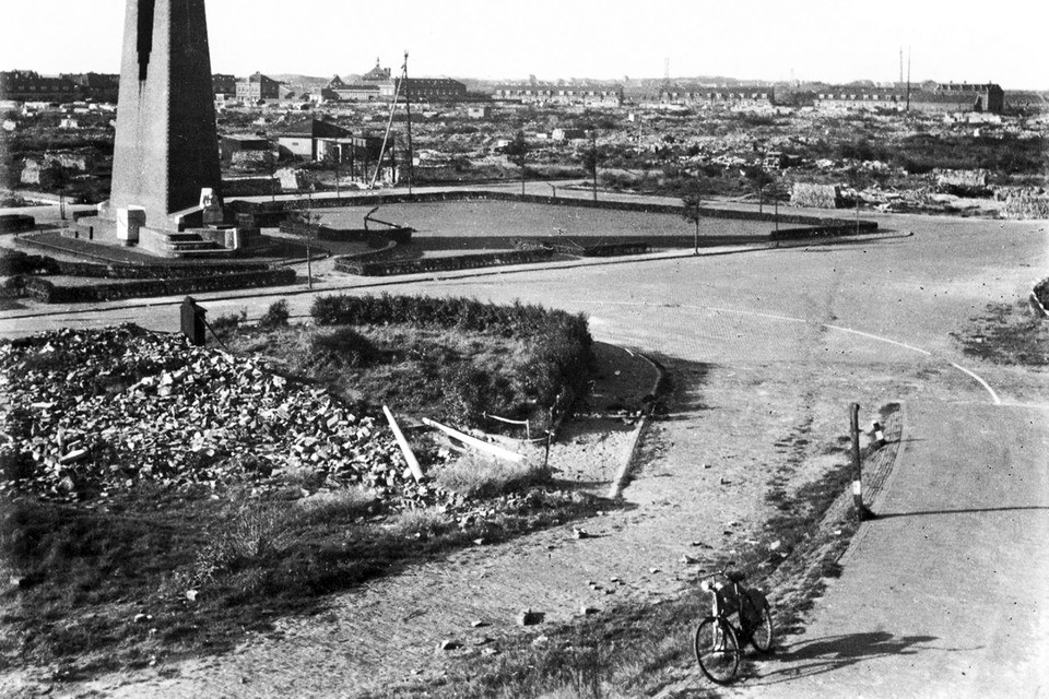 De gesloopte wijk Ouwe Helder met op de voorgrond puinresten van de Kanaalweg, 1945. Het monument voor het reddingswezen mocht blijven staan.