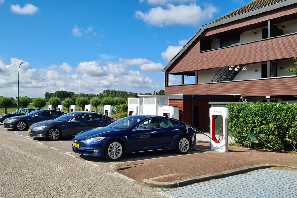 Tesla’s aan de lader bij hotel Akersloot.