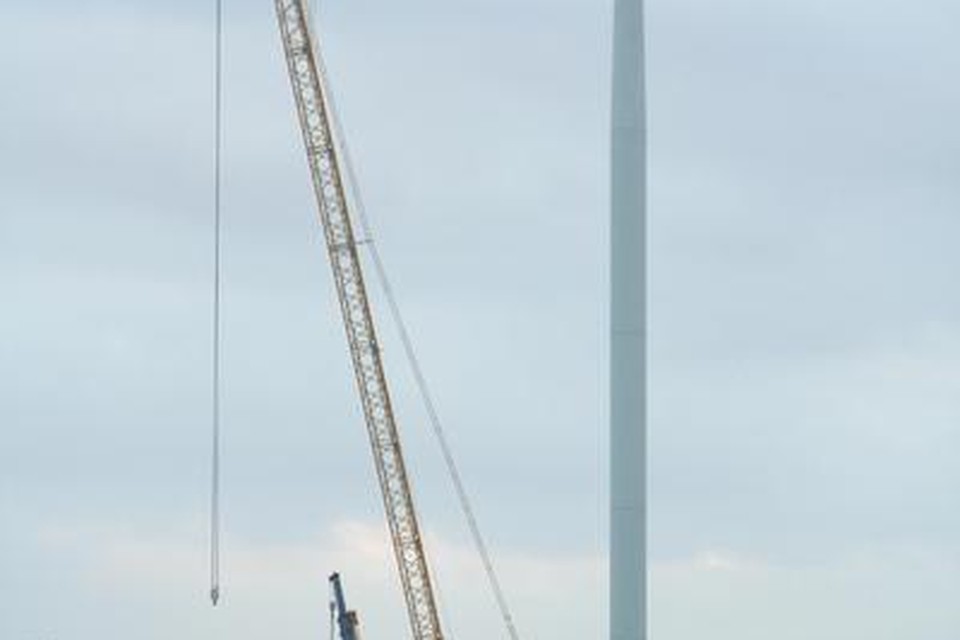 Een windturbine op het ECN-testpark in de Wieringermeer krijgt nieuwe rotorbladen.
