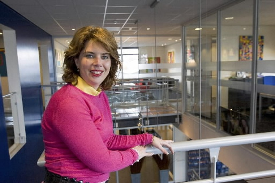 Esther Raats, zakenvrouw van het jaar in 2006, presenteert de verkiezing. Archieffoto Henk Bouwman