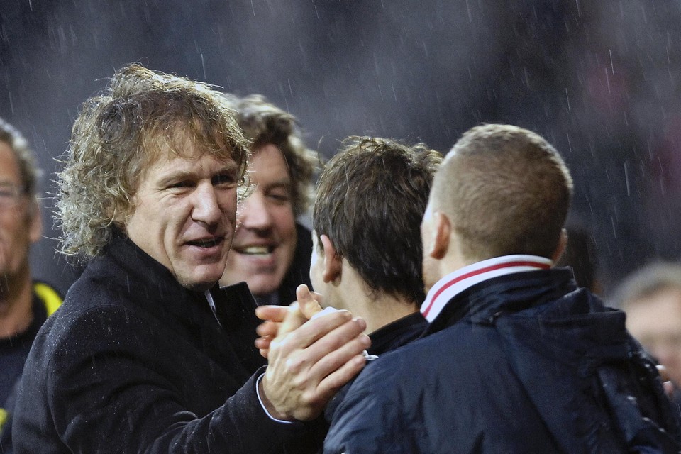 Gertjan Verbeek deelt zijn vreugde met de spelers na een overwinning van AZ op Ajax.