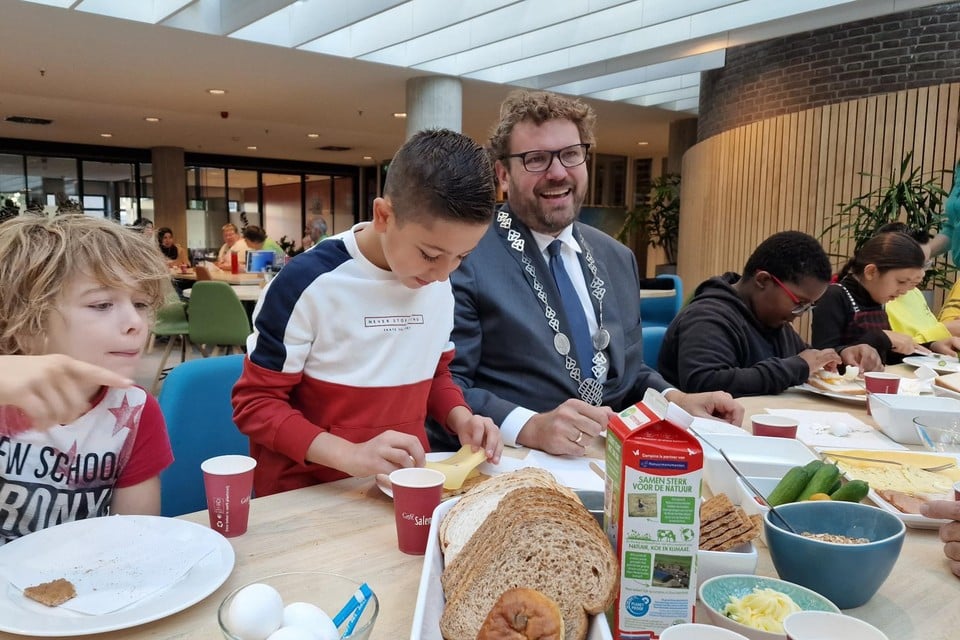 Burgemeester Maarten Poorter ontbijt met de kids van De Hasselbraam.