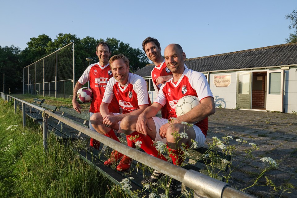 Gijs Kramer, Melchior Wiekenkamp, Bas Kieft en Elian Koster hebben samen de jubileumdag georganiseerd, waarop afscheid wordt genomen van het veld van VV Schellinkhout.