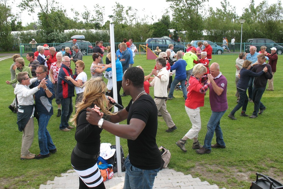 Zomertoerders dansen de salsa op camping Callassande in Groote Keeten, onder leiding van bedrijfsleidster Jante de Graaf en haar partner Evens Alexandre. FOTO HDCMEDIA/ED EKKER