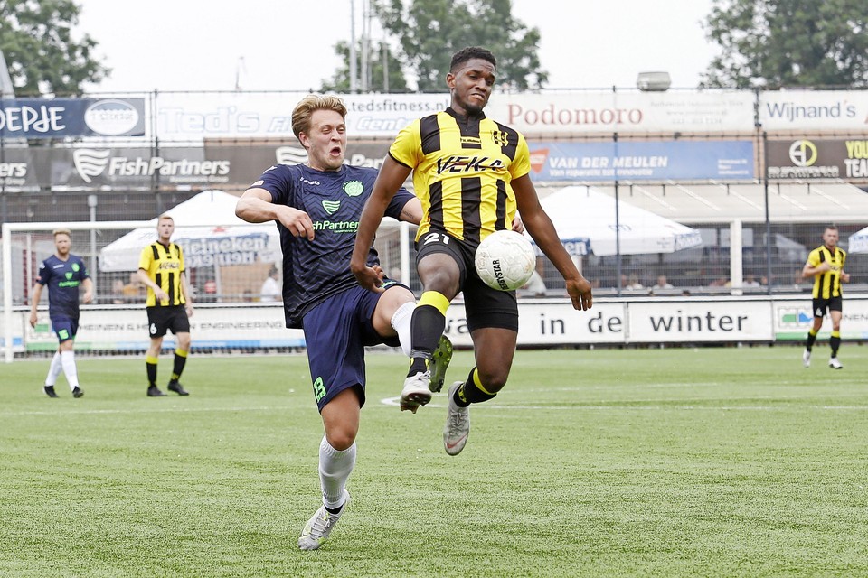 OFC-aanvaller Genridge Prijor, overgekomen van Ajax-amateurs, wordt tegen IJsselmeervogels op onregelmentaire wijze gestuit.