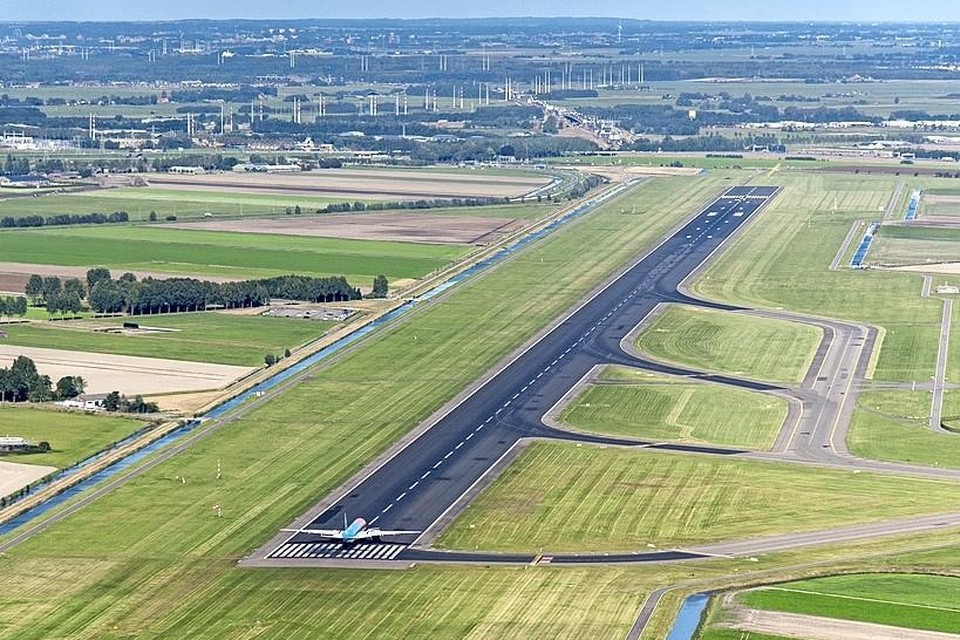 De Polderbaan van luchthaven Schiphol.