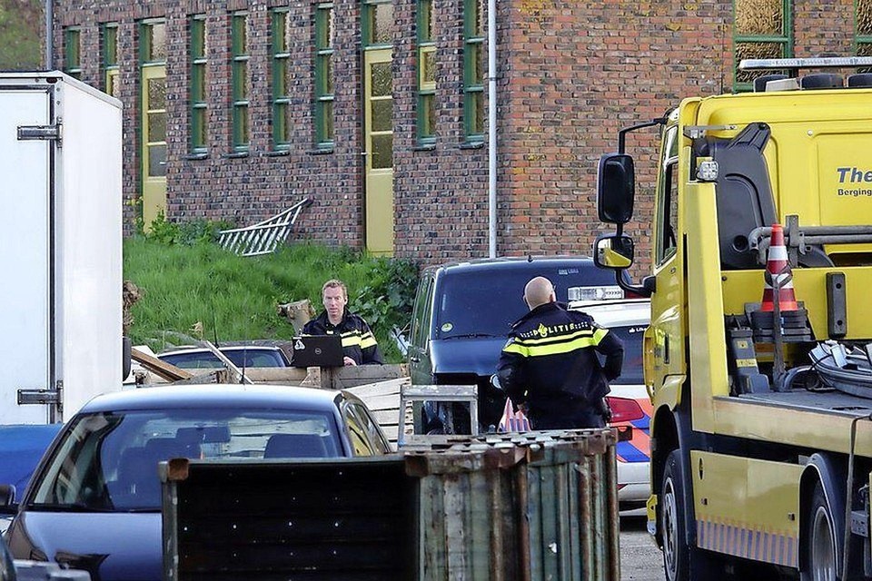 De inval in Andijk: agenten ontdekken omgekatte motoren en auto-onderdelen.