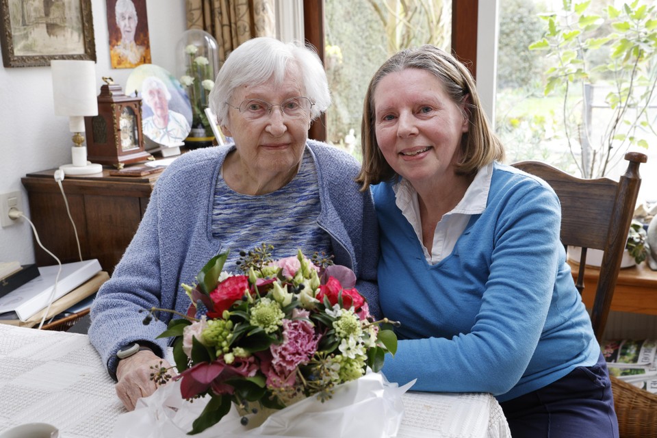 Mevrouw Jehee-Dekker viert haar honderdste verjaardag met dochter Monique.