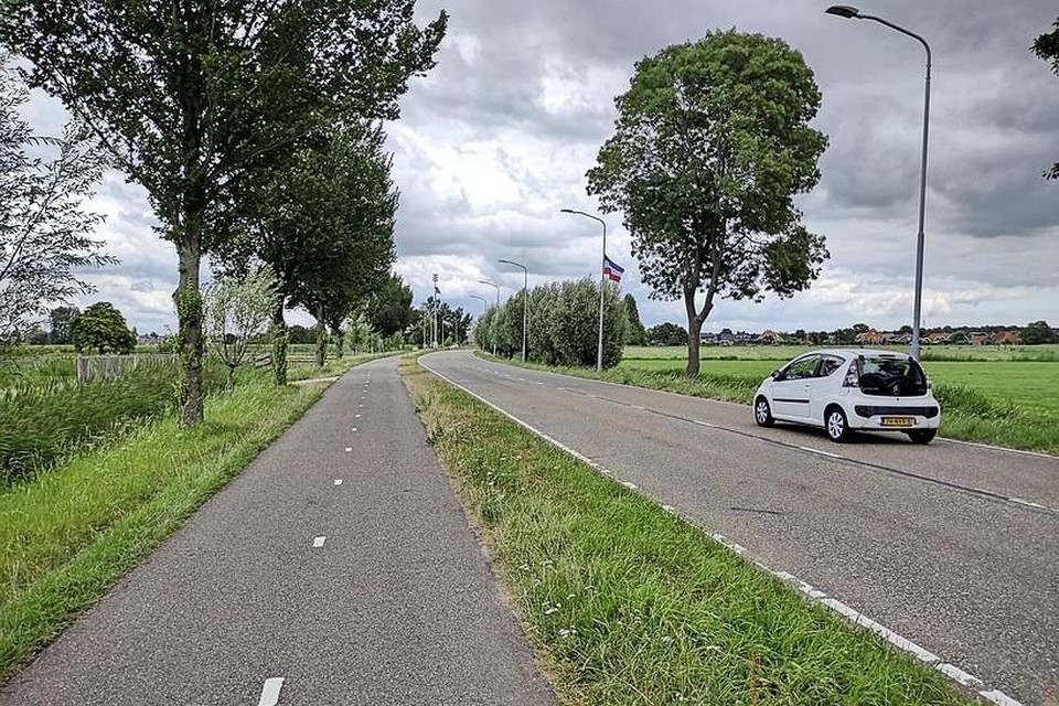 Een omgekeerde driekleur tussen Heemskerk en Uitgeest. Uitgeest begint komende maandag met de verwijdering van de protestvlaggen die aan gemeente-eigendommen zijn bevestigd.