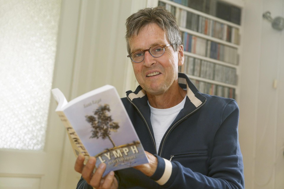Kees Kager met zijn boek LYMPH: ,,Ik prijs me erg gelukkig met alle kanjers om me heen die mij steunen bij mijn gevecht.’’