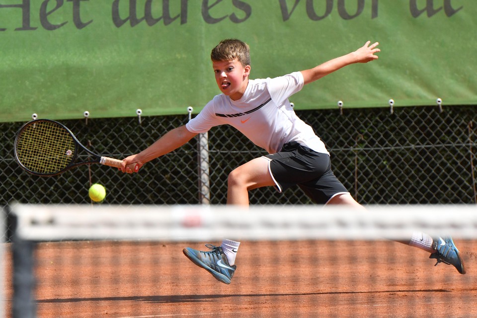 De veertienjarige Jip Mens reikt naar de bal in de finale van het Beverkoogtoernooi bij TC Sint Pancras.