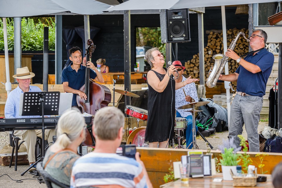 Bij Twiske Haven zaten gisteren rond de honderd bezoekers te genieten van de rustige jazzmuziek van Colette and Friends.