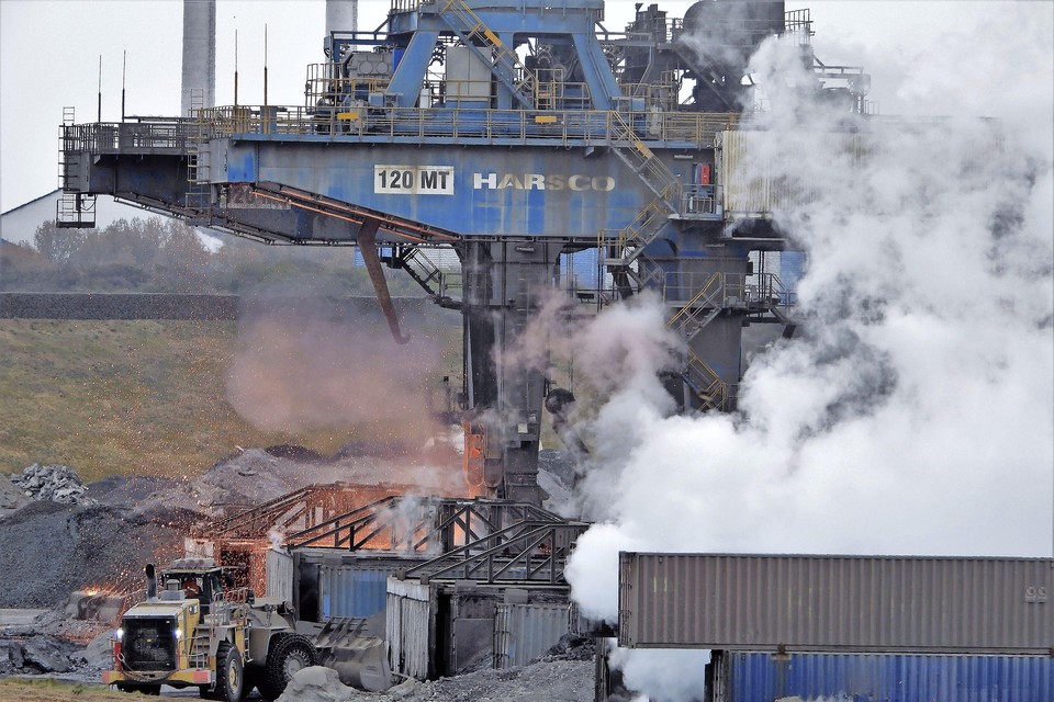 Vurig spettert het gloeiende staalslak zeker twintig meter de lucht in bij Harsco, de slakverwerker bij Tata Steel. Deze opname is van 20 april 2020.