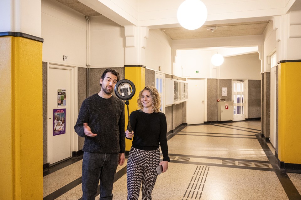 Bas Lindenhovius en Roxy Nieuwpoort gaan vloggend door het schoolgebouw tijdens de digitale open dag van het Kennemer Lyceum.